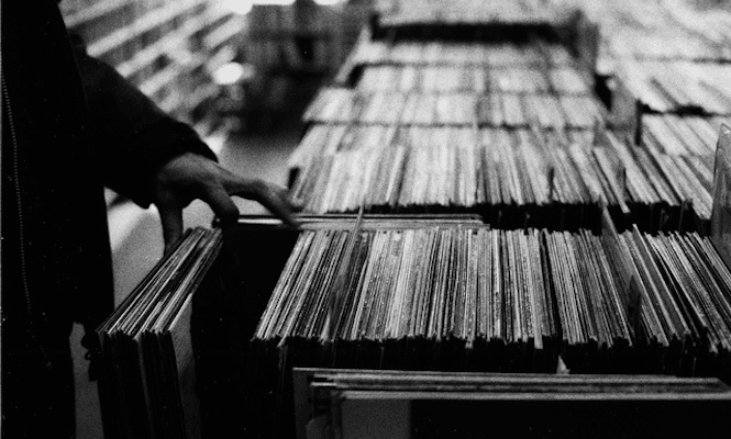 UK vinyl sales set to crack the million mark for the first time since 1996