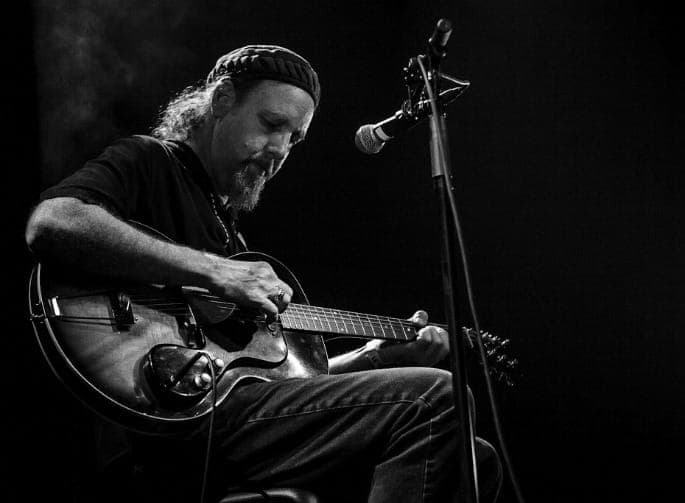 Experimental guitarist Sir Richard Bishop gives away his 14-album solo catalogue