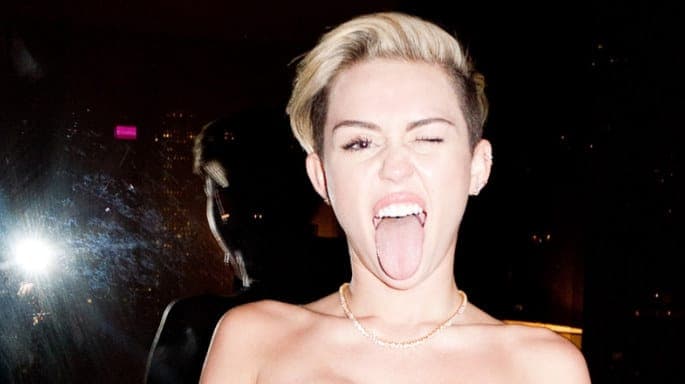 MTV EMAs 2013: Miley Cyrus tributes Tupac and Biggie, takes a selfie in the shower, performs 'We Can't Stop' with a dwarf