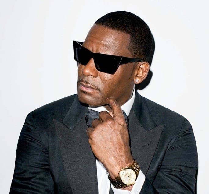 They believe they can fly: airplane passengers break into R. Kelly during tarmac delay