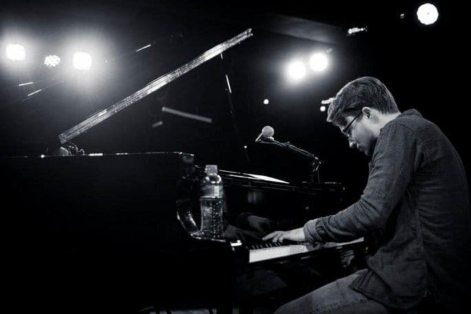 Piano, vinyl sampling and more – watch Sven Weisemann’s ‘Indigo Blue’ session for FACT TV