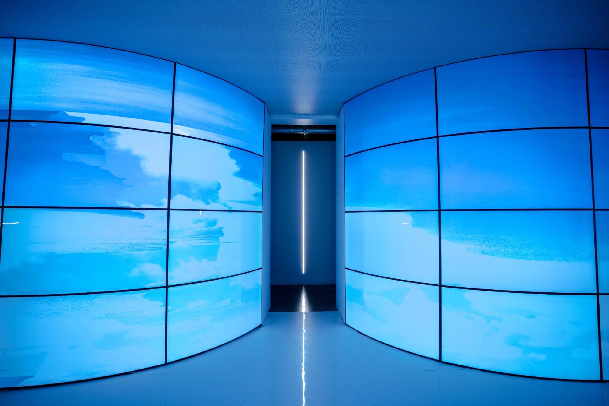 LUX: Es Devlin – ‘BLUESKYWHITE’