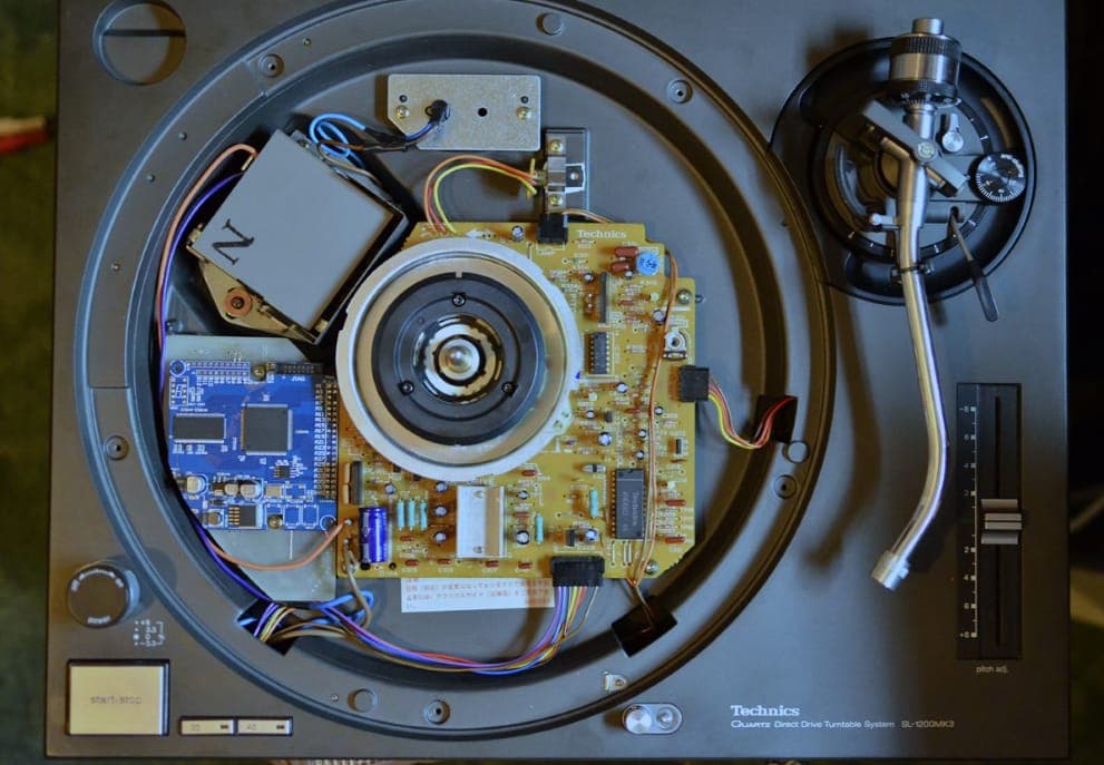 Some genius has modded a Technics 1200 to play digital files as well as vinyl