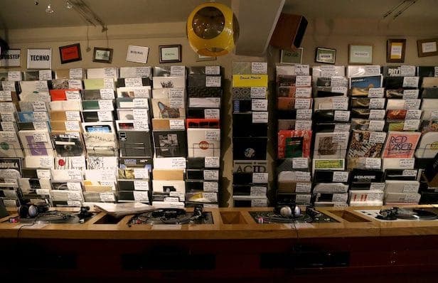 Warner Music cuts off “about a hundred” small record stores