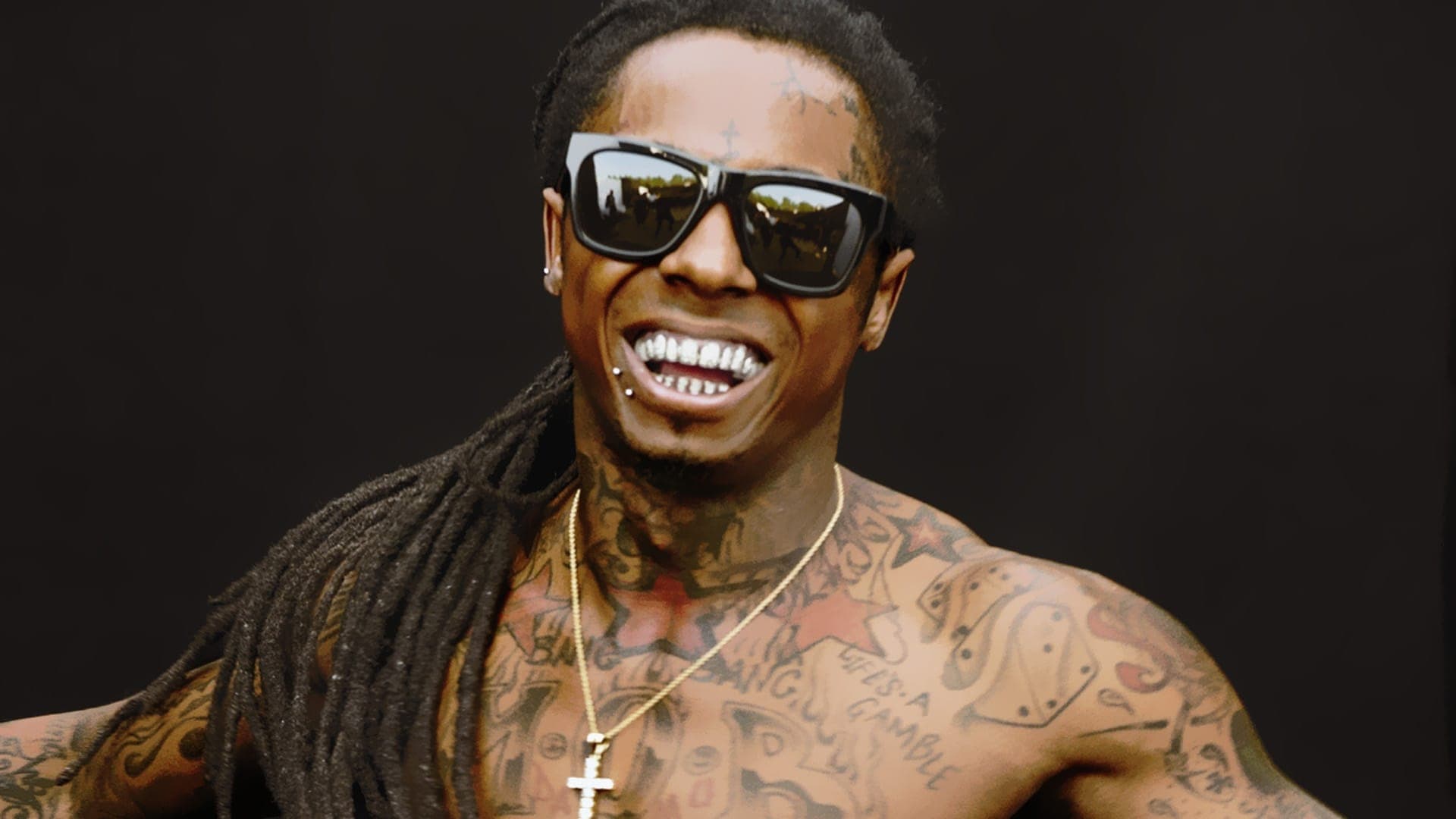 Lil Wayne tells crowd he's signed to Roc Nation