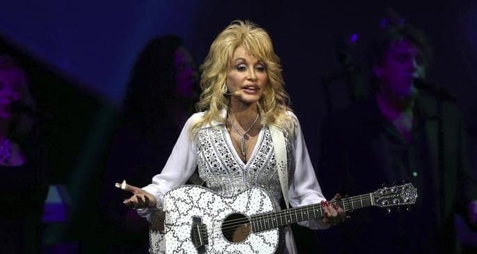dolly parton glastonbury mime