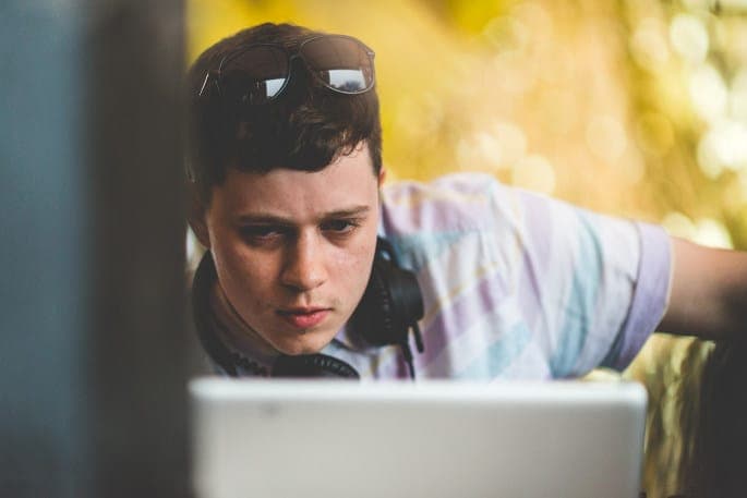 “Sounds like one big vape exhalation”: BANKS, Rustie and more reviewed in the FACT Singles Club