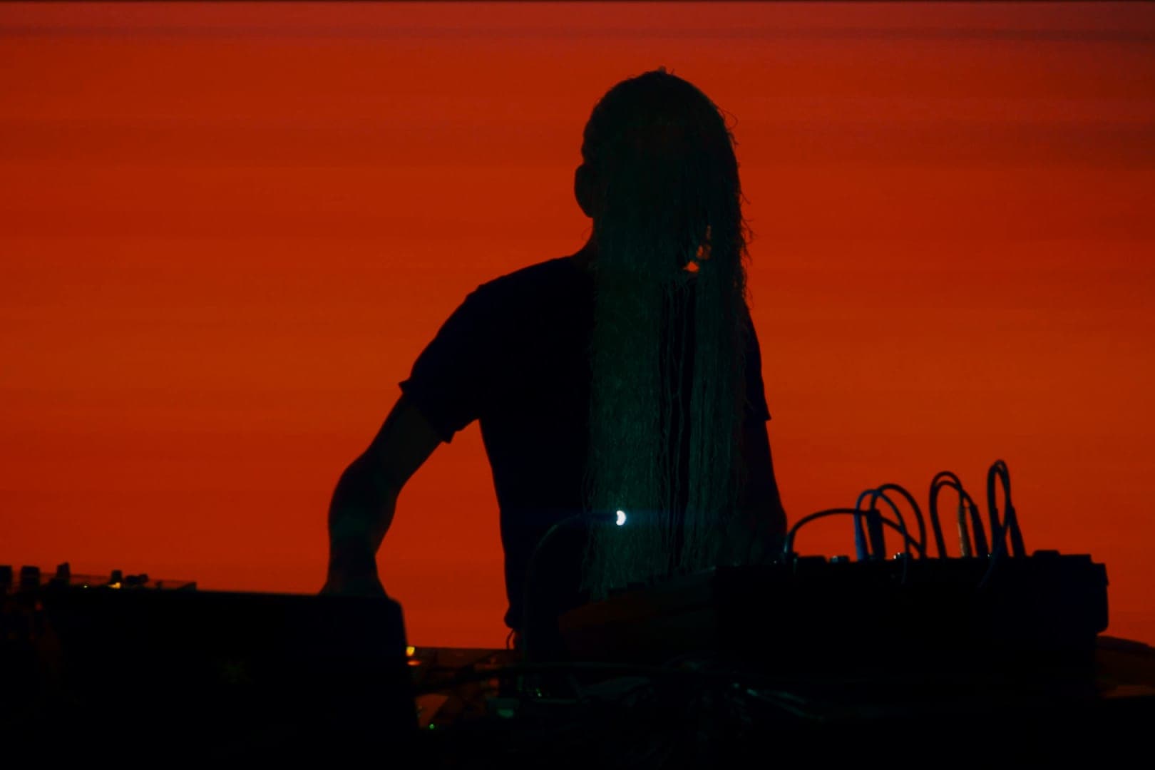Peder Mannerfelt’s vivid live performance is all about that bass
