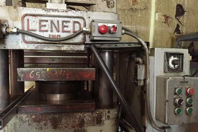 Two vinyl pressing plants open their doors in the USA