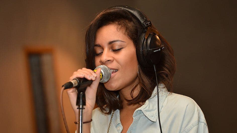 Hear AlunaGeorge’s handclap-heavy cover of Frank Ocean’s ‘Thinkin Bout You’