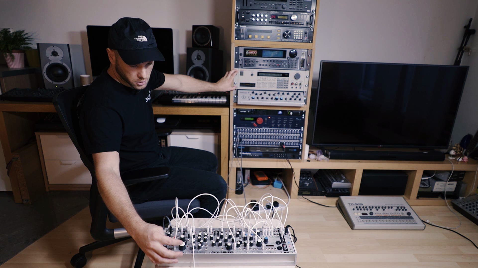 Mumdance demos his jungle-inspired Eurorack filter module, MUM M8