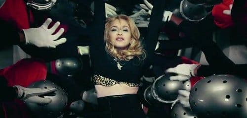 M.I.A. in hot water over middle finger at Superbowl performance