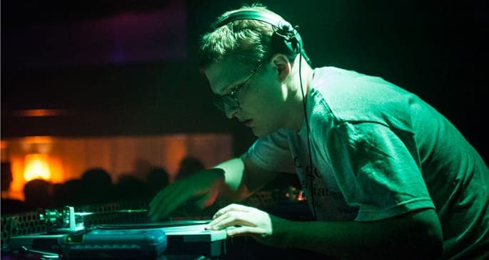 Floating Points captures spy movie chic with the ambitious 11-minute epic ‘Wires’
