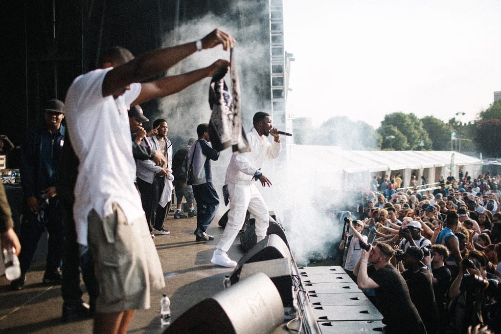 Novelist on Main Stage 3 6